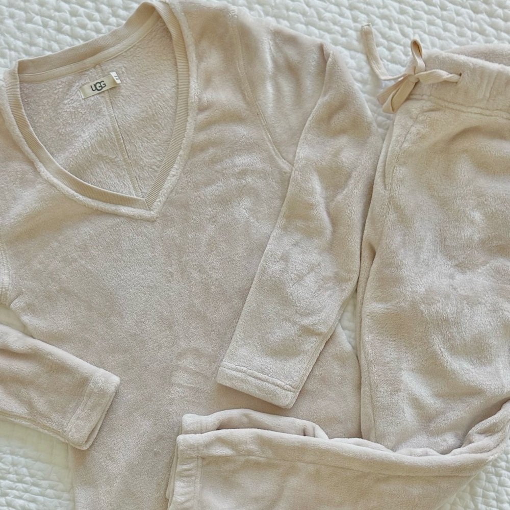 UGG Daisy Fleece V-Neck Top and Jogger Set in Dusty Pink